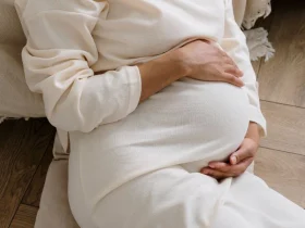trudnica-drži-stomak-anksioznost-pobačaj