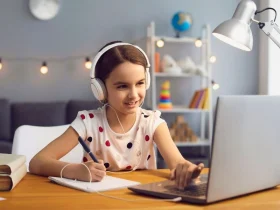 onlajn-nastava-devojčica-laptop