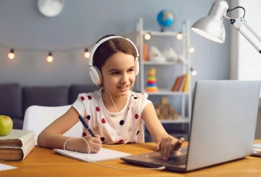 onlajn-nastava-devojčica-laptop