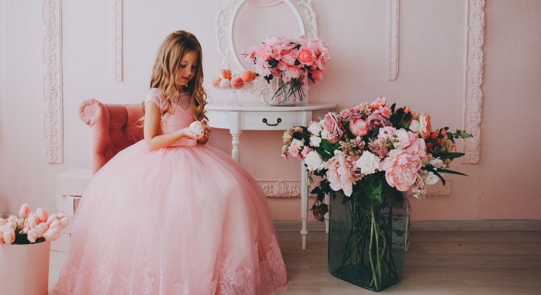 devojčica-roze-haljina