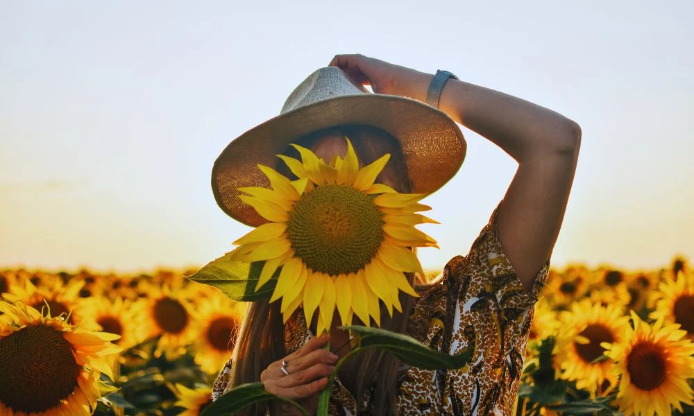 devojka-suncokret-svetlost